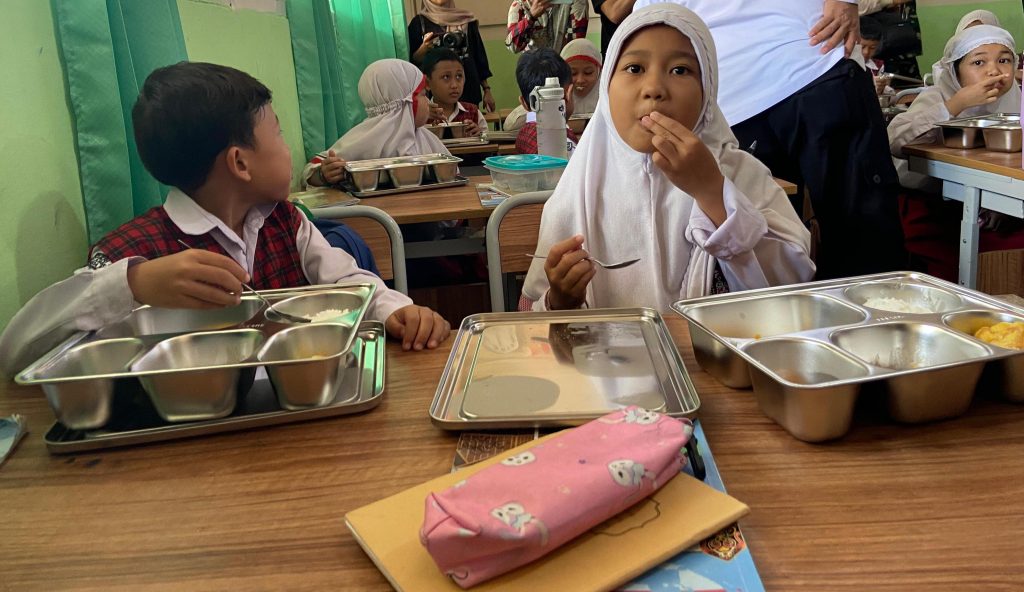 Para siswa sekolah dasar yang menjadi penerima manfaat MBG di Kukar. (Foto: katamedia.co)