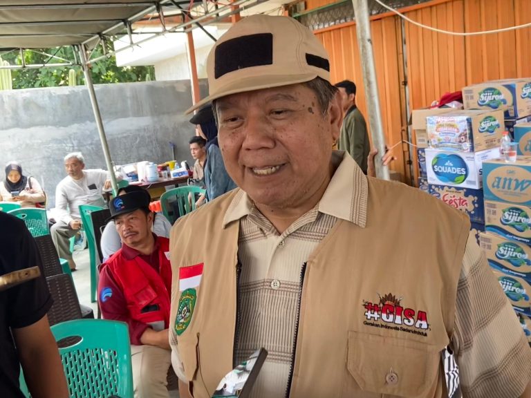 Plt Kepala Disdukcapil Kukar, Muhamad Iryanto, saat diwawancara awak media. (Foto: katamedia.co)