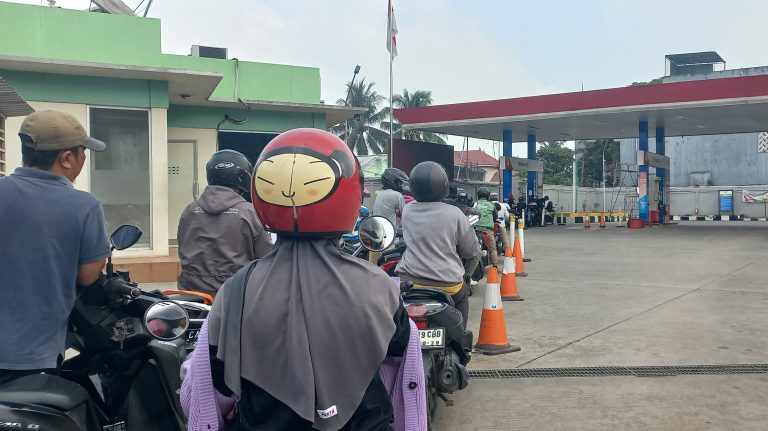 Ilustrasi antrean BBM subsidi. (Foto: katamedia.co)