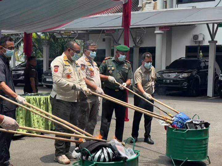 Pemusnahan barang bukti di Kejari Kukar yang turut diikuti Satpol PP Kukar, Selasa (20/10/2026). (Foto: katamedia.co)