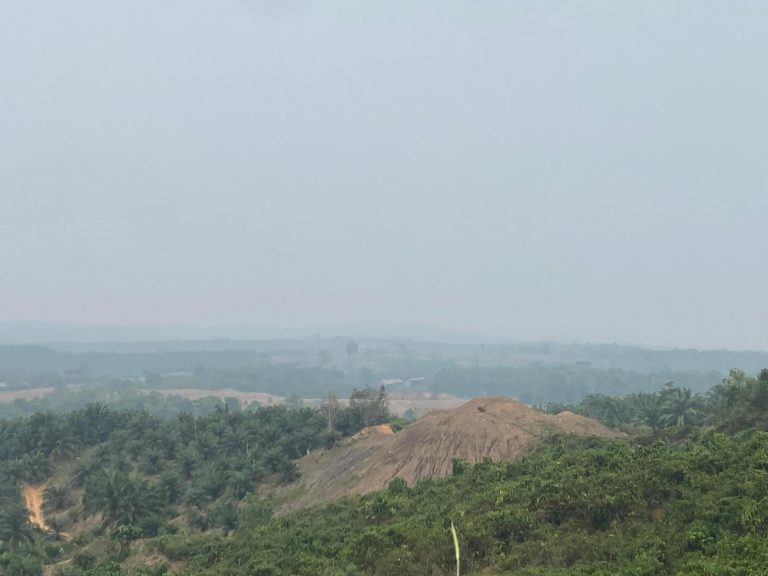 Kabut asap yang menyelimuti wilayah Kecamatan Sebulu, Kutai Kartanegara, Sabtu (24/10/2026). (Foto: katamedia.co)