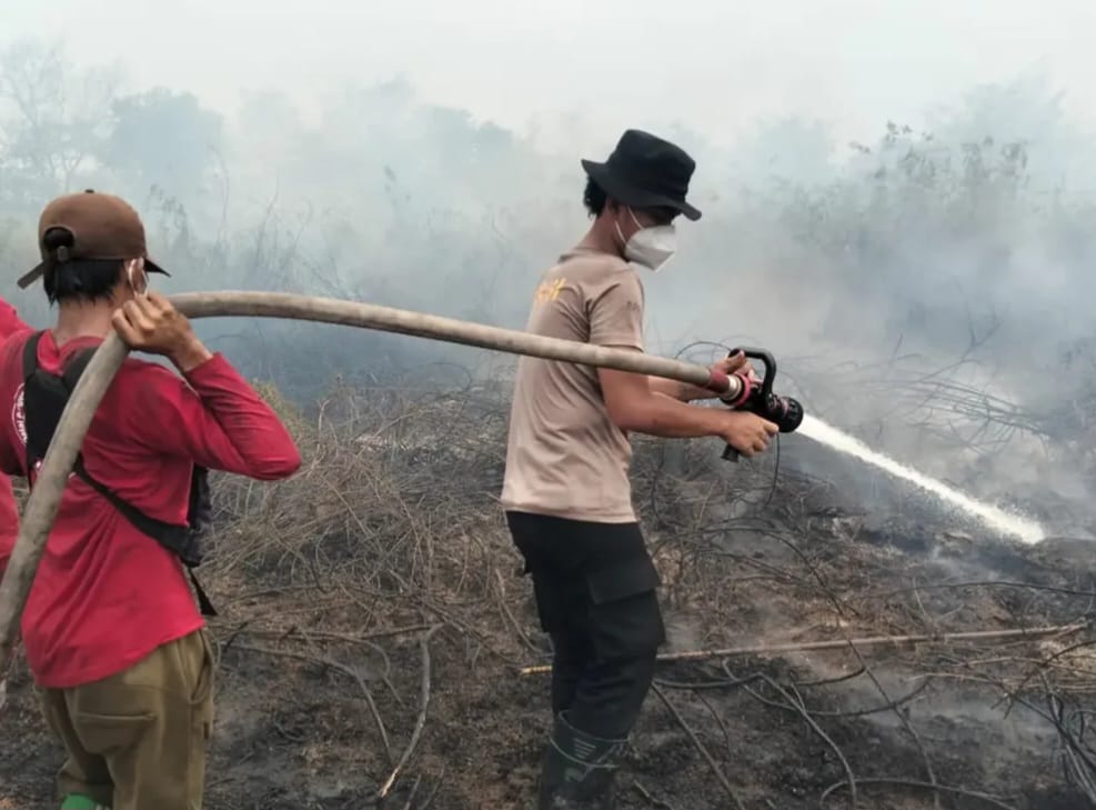 Pemadaman karhutla di kawasan Kecamatan Muara Kaman. (Foto. Dok Polsek Sanga-Sanga)