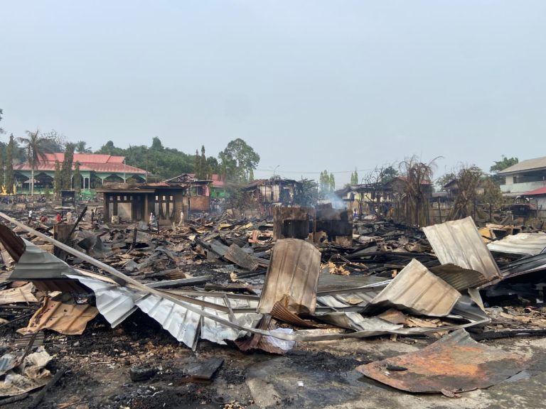 Kondisi pascakebakaran di Jalan A.M. Alimuddin, RT 33, Kelurahan Melayu, Kecamatan Tenggarong yang membuat sekitar 151 jiwa kehilangan tempat tinggalnya. (Foto: katamedia.co)